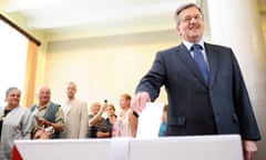 Polish presidential candidate Bronislaw Komorowski casts his vote
