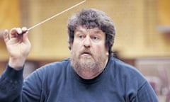 Oliver Knussen conducting