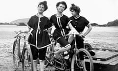 Female cyclists, 1900