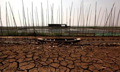 A houseboat stranded on Honghu Lake