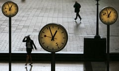 Workers get caught in rain at Canary Wharf 