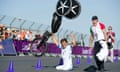 Alessandro Zanardi celebrates winning a gold medal in the men's individual H4 time trial