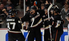 Teemu Selanne, centre, has scored in three straight games