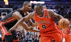 Chicago Bulls forward Luol Deng, right, drives against Miami Heat center Chris Bosh during the second half of an NBA basketball game in Chicago on Wednesday, March 27, 2013. The Bulls won 101-97, ending the Heat's 27-game winning streak. (AP Photo/Nam Y. Huh)