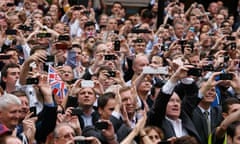 mobile web: picture of crowd with smartphones