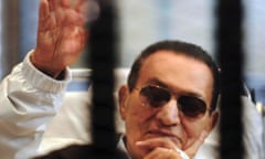 Former Egyptian President Hosni Mubarak waves to his supporters inside a cage in a courtroom at the police academy in Cairo, in this file picture taken April 13, 2013.  REUTERS/Stringer/Files  (EGYPT - Tags: POLITICS CRIME LAW HEADSHOT) :rel:d:bm:GM1E94D1LRE01