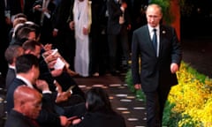 Russia's President Vladimir Putin (R) arrives at the "Welcome to Country" ceremony at the G20 summit in Brisbane November 15, 2014. The meeting of leaders of the Group of 20 economies has opened in Brisbane with Australian Prime Minister Tony Abbott stressing the importance of global economic issues at a summit that has been dominated by the crisis in Ukraine, climate change and the United States's Asia-Pacific pivot.   REUTERS/Mark Baker/Pool    (AUSTRALIA - Tags: POLITICS BUSINESS):rel:d:bm:GF2EABF0Q3G01