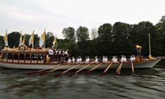 Gloriana carries Olympic torch to the Olympic stadium