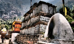 Everest base camp trek: mani stones on the path to Phakding