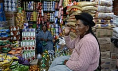 Women chat in Uyuni