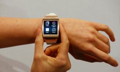Model presents Samsung Galaxy Gear smartwatch