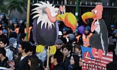 MDG : Vulture funds and economy in Argentina : Protesters hold cutouts of vultures