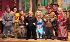 Warwick Davis and the cast of the Reduced Height Theatre Company