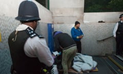 Police help homeless people in London