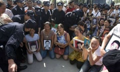 Parents who lost children to the Sichuan earthquake demonstrate outside the courthouse in Dujiangyan