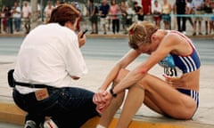 Paula Radcliffe pulls out of the marathon at the Athens Olympics