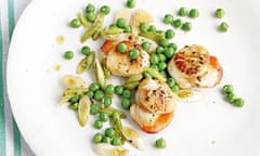 Scallops, peas, spring onions