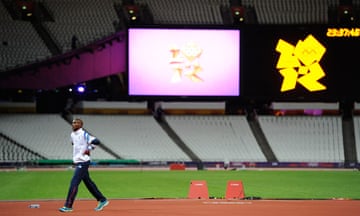 Mo Farah warms down