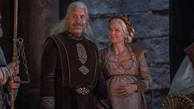 Viserys et une Aemma enceinte sont vus dans des temps plus heureux.