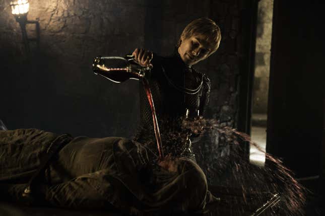 Cersei verse du vin dans la bouche d’Unella dans Game of Thrones.