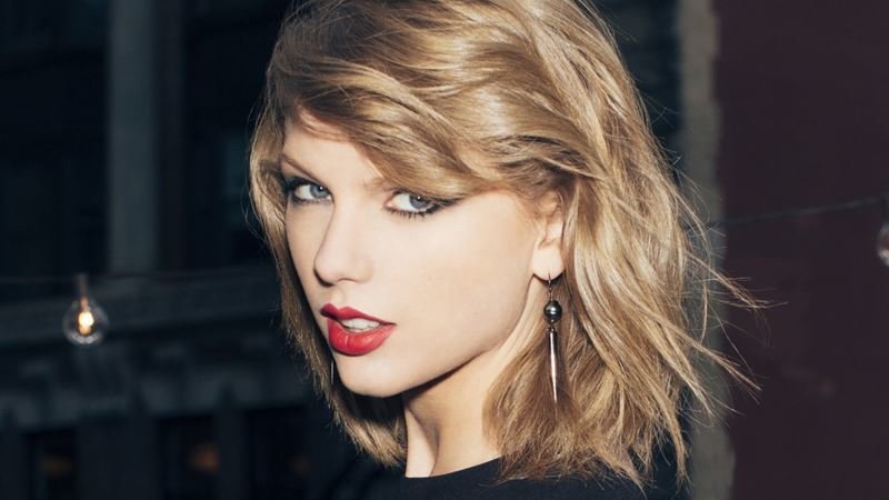 Taylor Swift in red lipstick