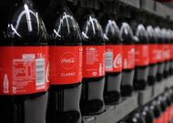 Microplastiques : des traces trouvées dans le Coca-Cola ou le Schweppes en bouteille