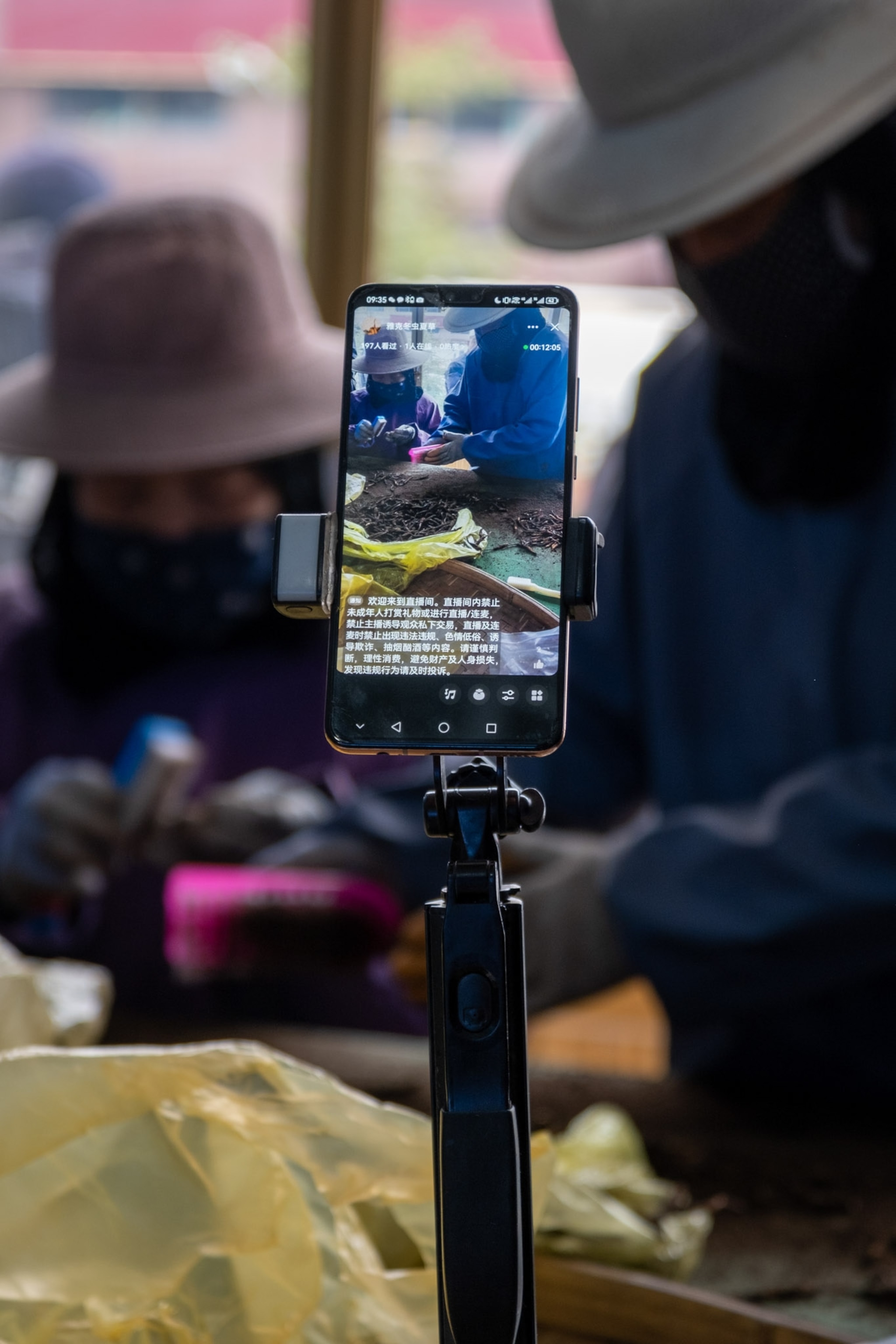 People look through the bags on the phone.