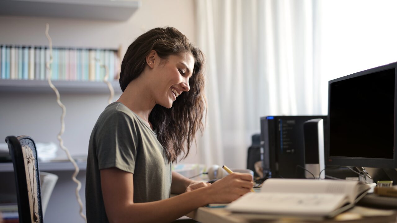 pretty-woman-working-her-desk