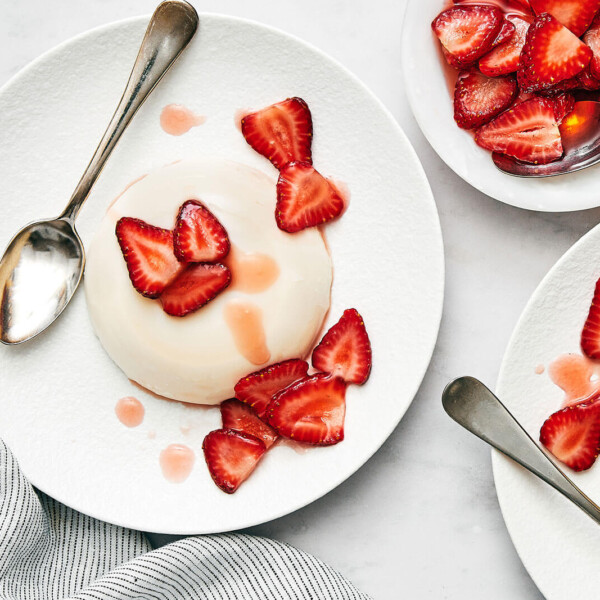 Plates of panna cotta