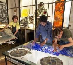 El "Ma&icirc;tre d'art" Jean Dominique Fleury, pintor de vidrio, entre sus aprendices (Francia)