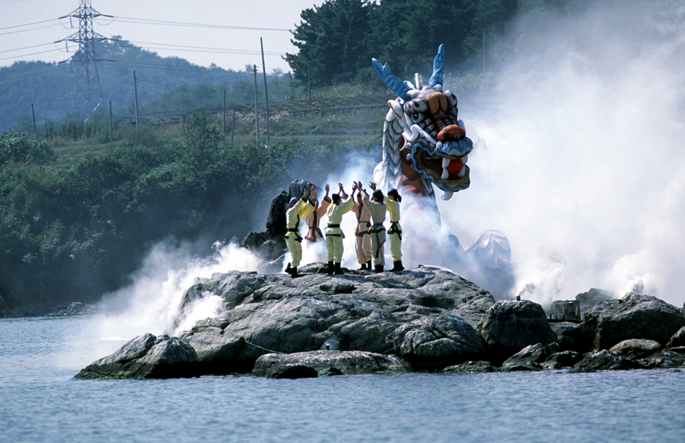 Cheoyong symbolized by a dragon entering the port (reenactement in Cheoyongmu Festival)