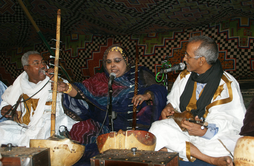 Dimi mint Abba, la star de la musique traditionnelle mauritanienne, en trio avec Seddoum ouId Eide (à droite) et Mohamed Hmbara (à gauche),
interprétant une séquence du répertoire Oulad Mbarek