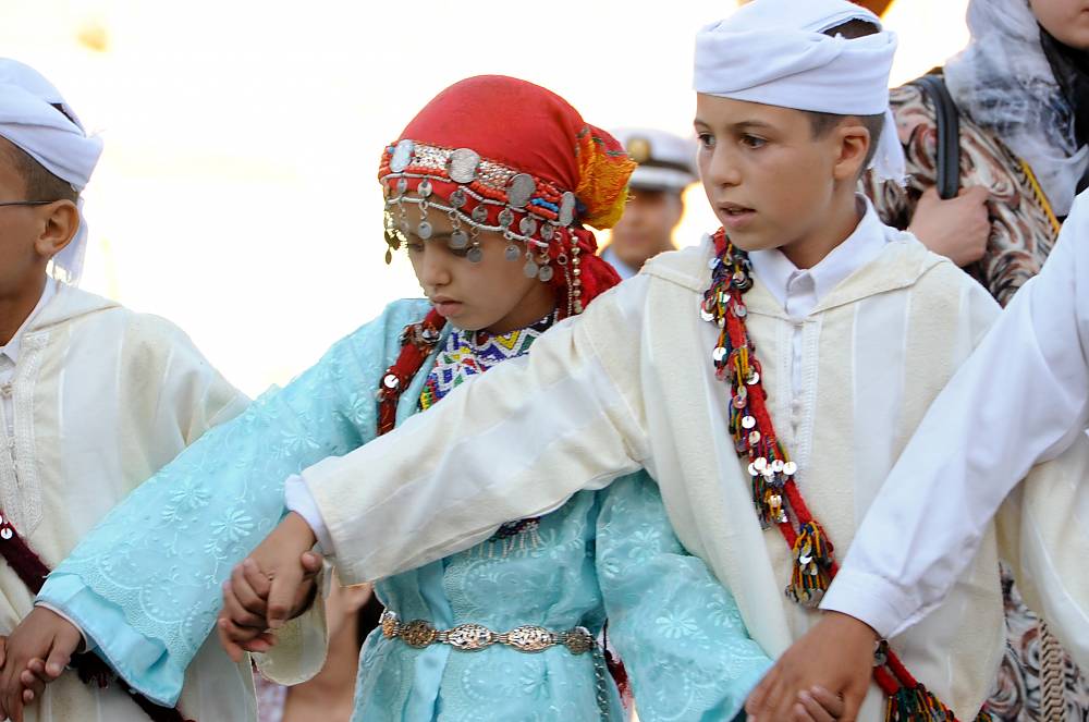 Enfants en danse mixte d'ahidous, véritable symbole de la transmission de ce type d'art de spectacle aux
générations futures