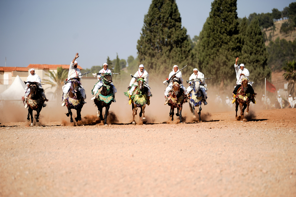 Fantasia le jour du couronnement de Miss Cerisette et participation de plusieurs troupes du Maroc, garant d'échange interculturel et du dialogue