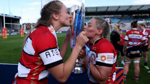 Zoe Aldcroft and Natasha Hunt kiss the PWR trophy