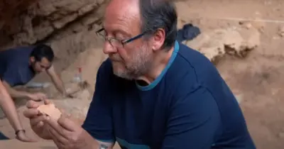 Valentín Villaverde observando un fósil