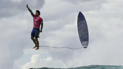 Gabriel Medina celebra su acrobacia