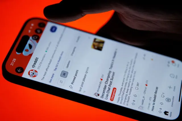 Un celular con Reddit