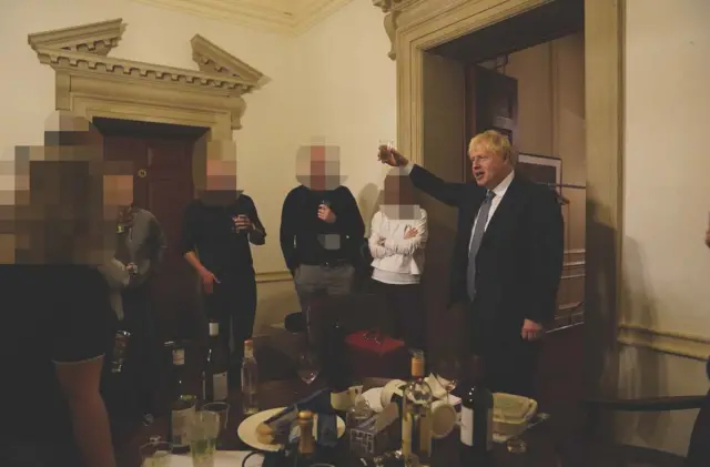 Boris Johnson con otras personas en Downing street durante la pandemia.