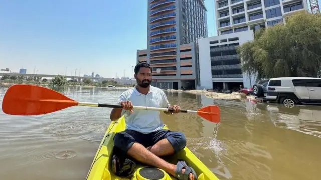 Hombre en canoa.