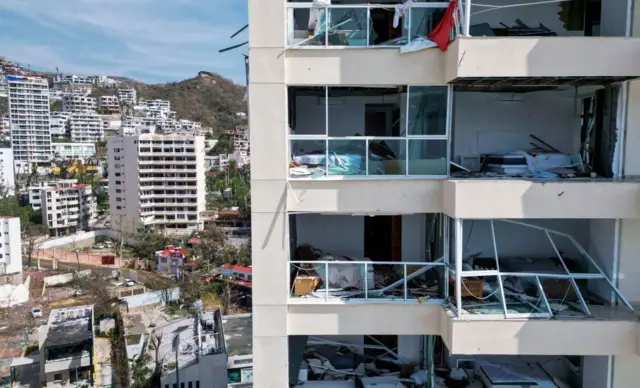 Derstruccion de un hotel en Acapulco