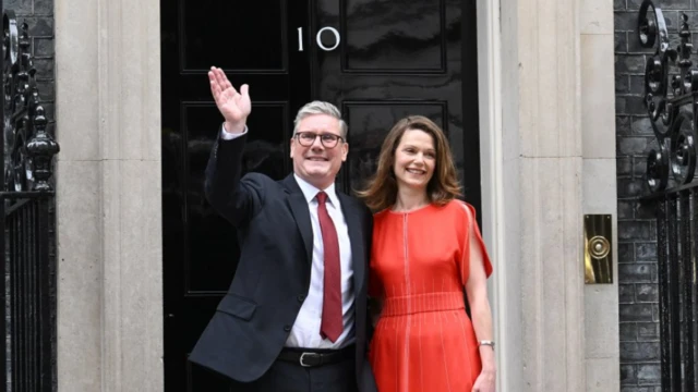 Starmer junto a su mujer en el 10 de Downing Street.