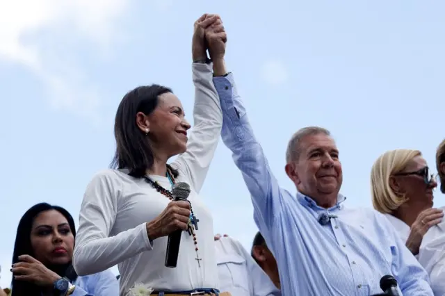 María Corina Machado y Edmundo González levantando los brazos