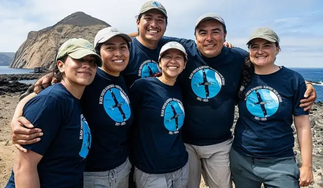 Hernández Montoya junto a colegas de GECI en la Isla Guadalupe