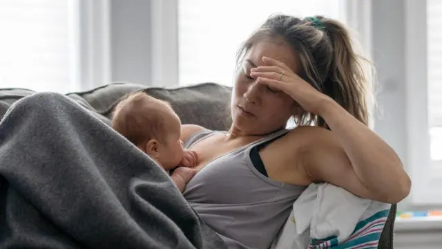 Una mujer con su bebé.