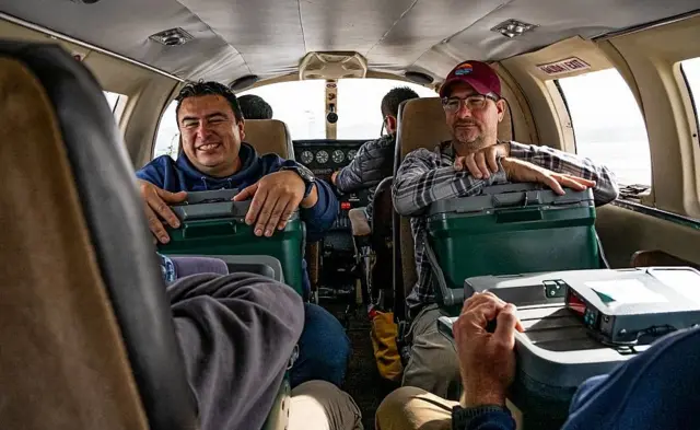 Científicos con incubadoras en el vuelo de Tijuana a la Isla Guadalupe