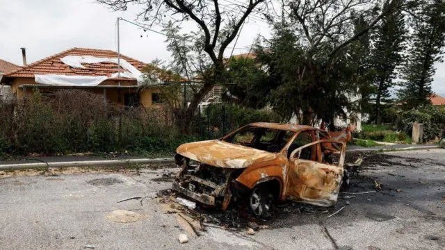 Un coche calcinado en el norte de Israel