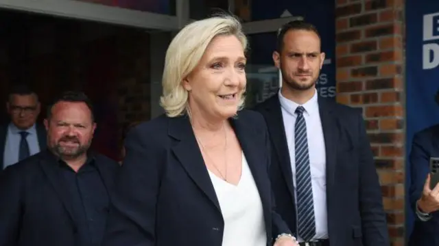 Marine le Pen tras votar