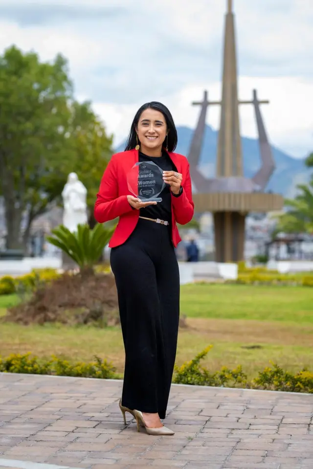 Jennifer Samaniego con el premio Women that Build