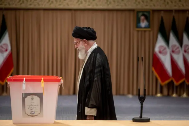 El ayatolá Jamenei tras votar